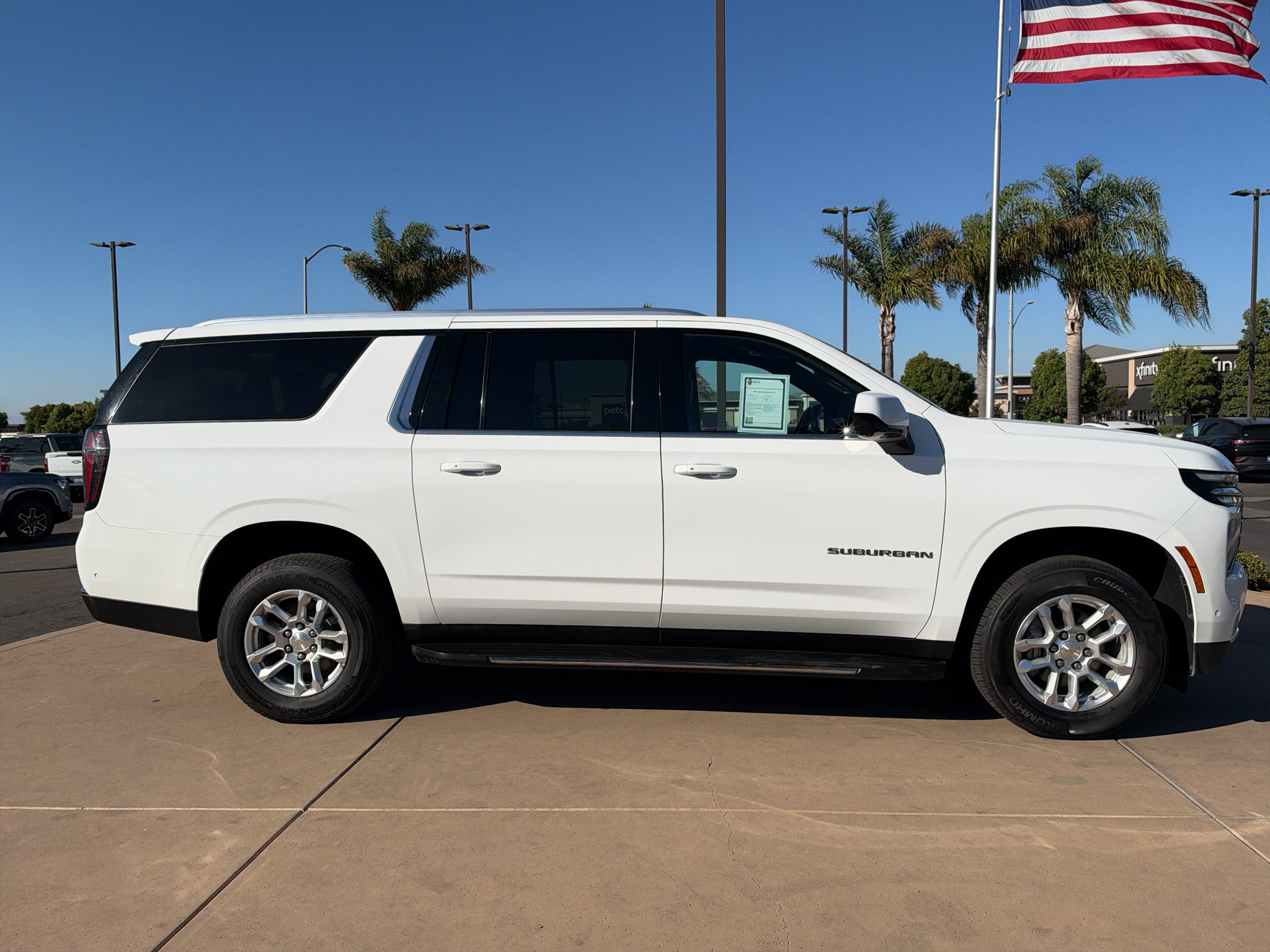 Used 2025 Chevrolet Suburban LT RWD image 4