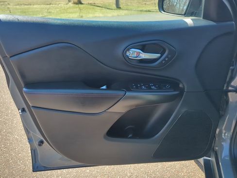 Used 2019 Jeep Cherokee Trailhawk image 30