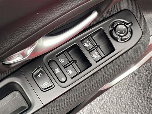 Used 2020 Jeep Renegade Latitude w/ Cold Weather Group image 17