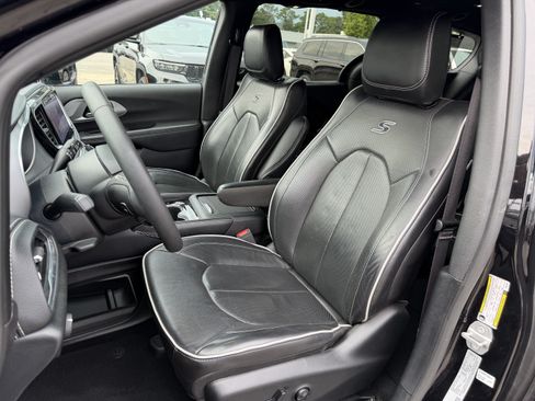 Used 2025 Chrysler Pacifica Limited FWD image 16