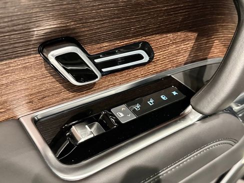 Used 2025 Land Rover Range Rover SE image 31