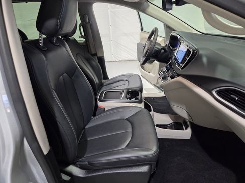Certified 2024 Chrysler Pacifica Touring-L image 9