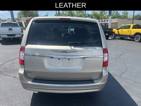 Used 2016 Chrysler Town & Country Touring FWD image 5