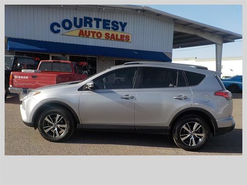 Used 2017 Toyota RAV4 XLE AWD/4WD image 3