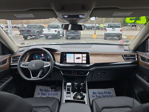 Used 2025 Volkswagen Atlas SE image 16