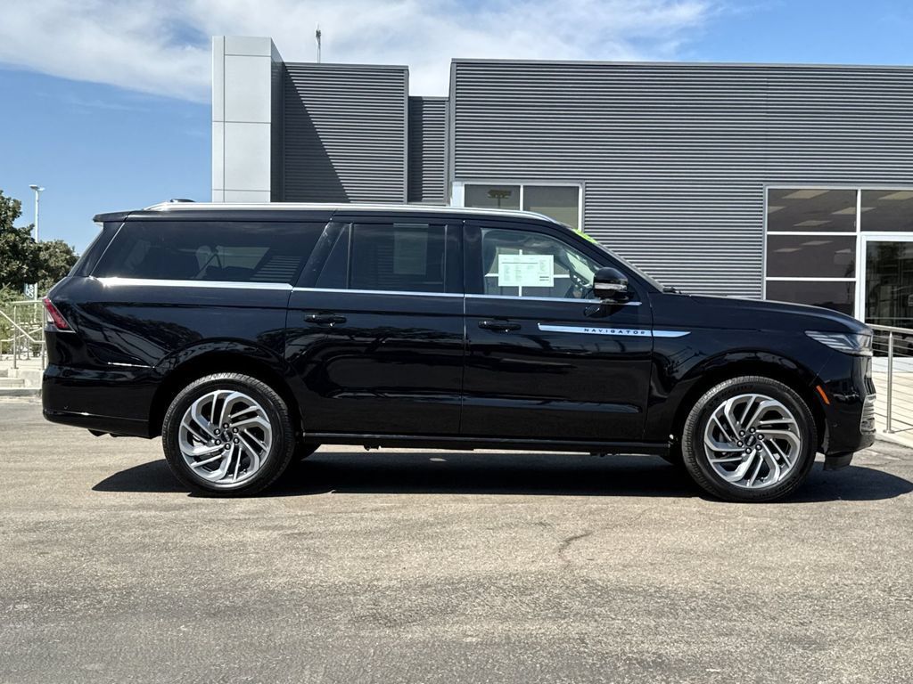 Certified 2025 Lincoln Navigator L Reserve AWD/4WD image 2