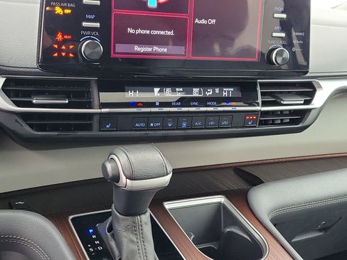 Used 2024 Toyota Sienna XLE image 27