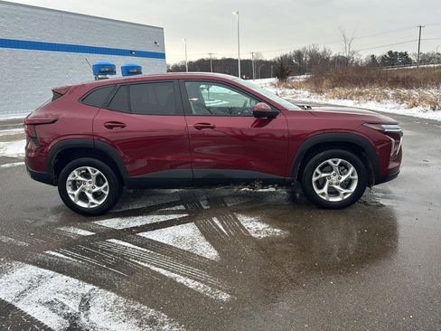 Used 2025 Chevrolet Trax LS w/ LS Convenience Package image 7