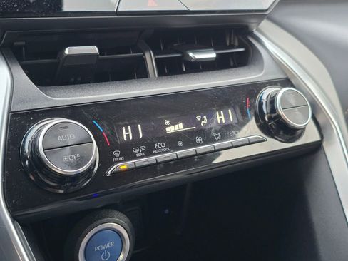 Used 2022 Toyota Venza LE image 30