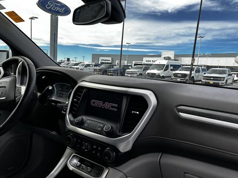 Used 2023 GMC Acadia SLT image 15