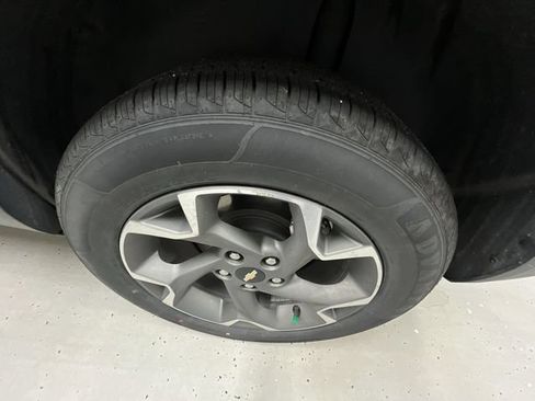 Used 2025 Chevrolet Trax LT FWD image 31