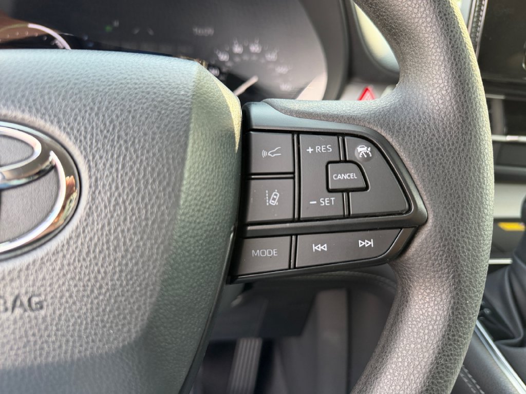 Used 2026 Toyota Sienna LE AWD/4WD image 19
