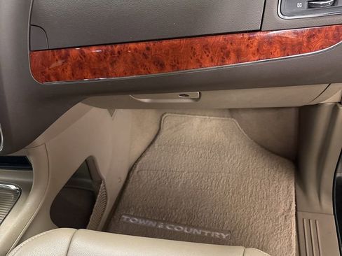 Used 2014 Chrysler Town & Country Touring-L w/ Driver Convenience Group FWD image 30