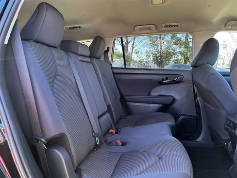 Used 2024 Toyota Highlander LE image 26