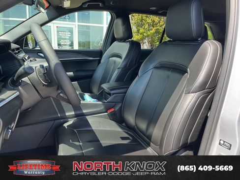 Used 2025 Jeep Grand Cherokee Limited AWD/4WD image 5