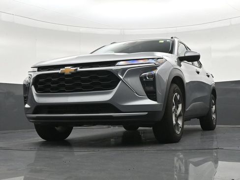 Used 2025 Chevrolet Trax LT w/ Driver Confidence Package FWD image 30
