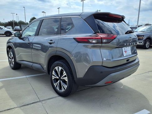 Used 2023 Nissan Rogue SV image 2