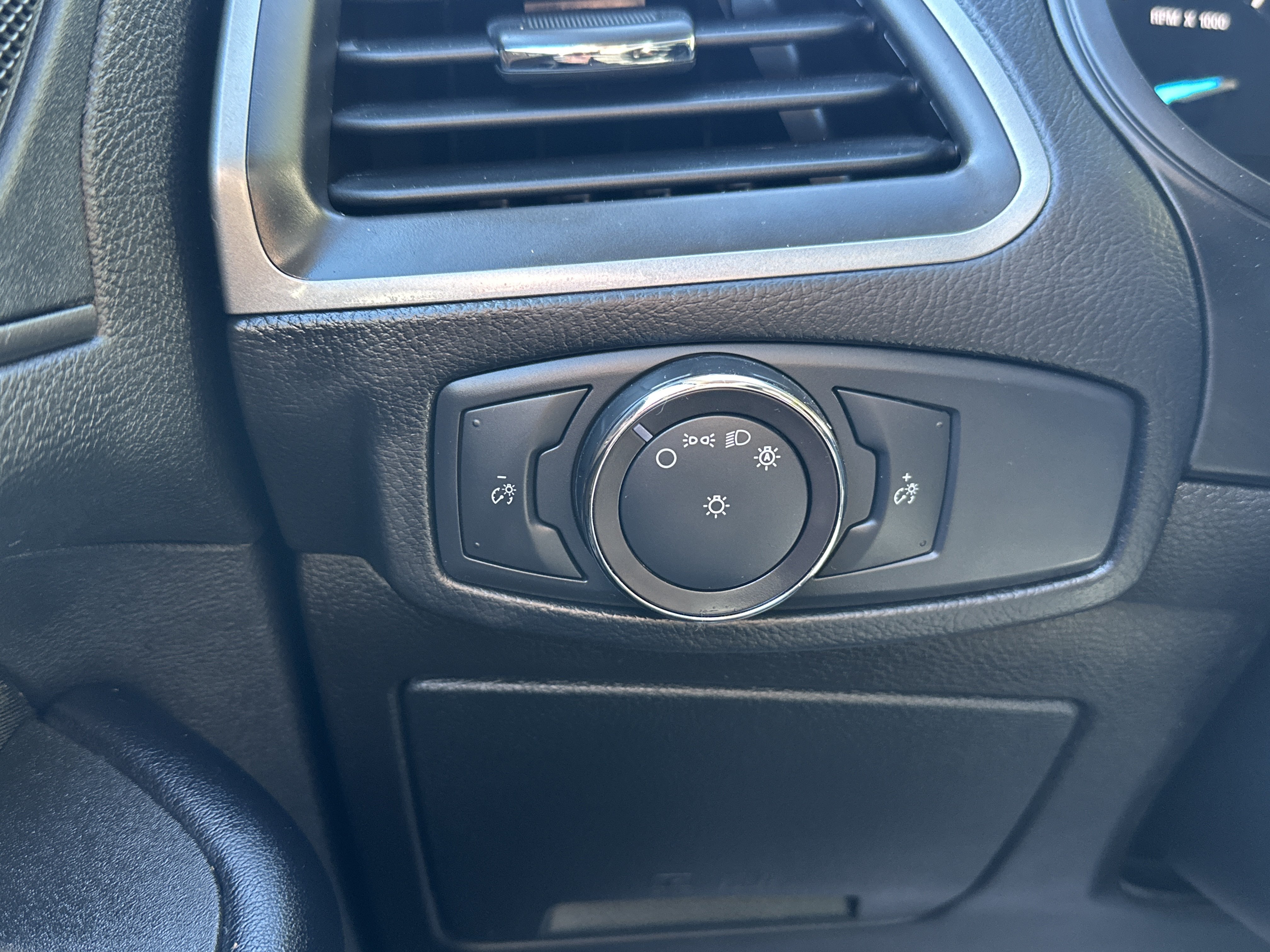 Used 2018 Ford Edge SE AWD/4WD image 30