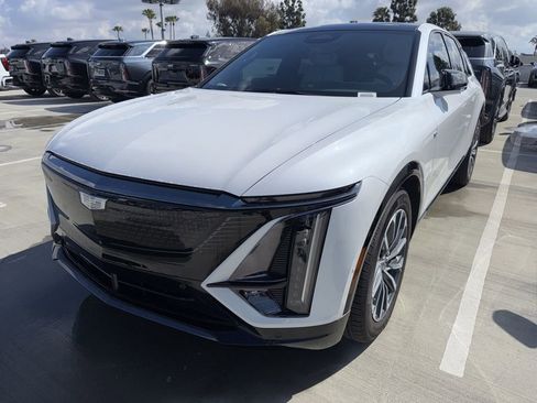 Used 2024 Cadillac Lyriq Sport image 2