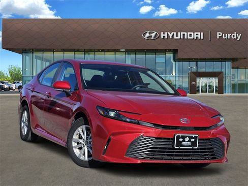 Used 2025 Toyota Camry LE image 1
