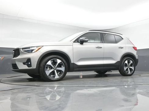 Used 2024 Volvo XC40 B5 Plus AWD/4WD image 13