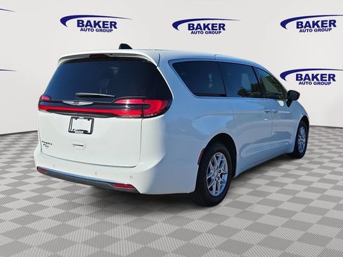 Used 2025 Chrysler Pacifica Select FWD image 3