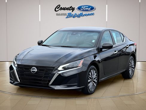 Used 2024 Nissan Altima 2.5 SV AWD/4WD image 2