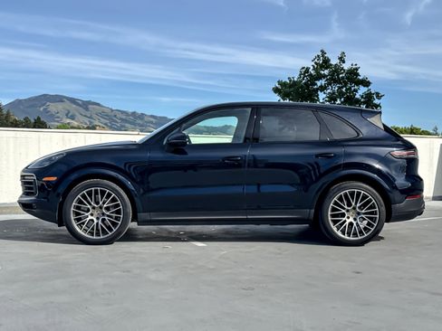 Certified 2023 Porsche Cayenne Platinum Edition image 2