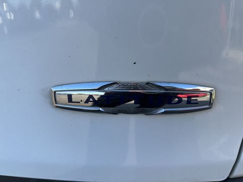 Used 2017 Jeep Cherokee Latitude w/ Cold Weather Group image 10
