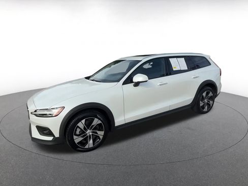 Used 2025 Volvo V60 B5 Cross Country Plus image 8
