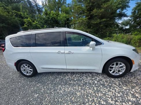 Used 2020 Chrysler Pacifica Touring-L FWD image 4