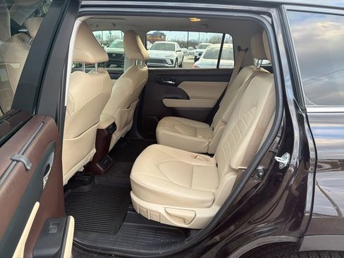 Used 2021 Toyota Highlander XLE image 7