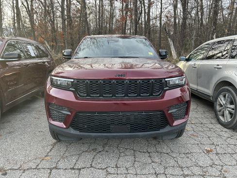 Used 2025 Jeep Grand Cherokee Altitude image 6