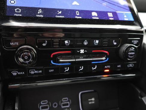 Used 2025 Jeep Grand Cherokee Limited w/ Luxury Tech Group II image 56