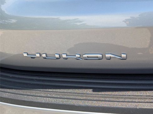 Used 2024 GMC Yukon SLT AWD/4WD image 10