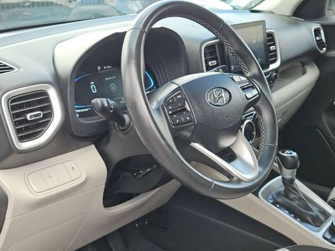 Used 2025 Hyundai Venue SEL FWD image 13