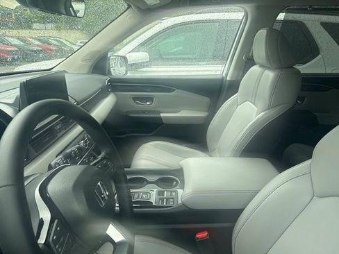Used 2023 Honda Pilot Touring image 4