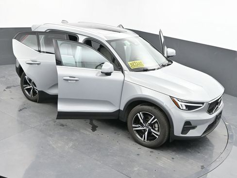Used 2025 Volvo XC40 B5 Core image 53