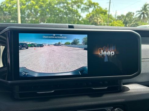 Used 2024 Jeep Gladiator Sport AWD/4WD image 14
