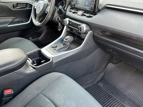Used 2022 Toyota RAV4 LE image 18