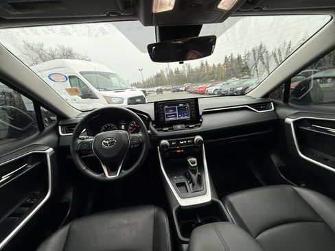Used 2022 Toyota RAV4 XLE Premium image 15