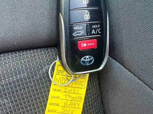 Used 2021 Toyota RAV4 SE w/ Weather & Moonroof Package AWD/4WD image 18