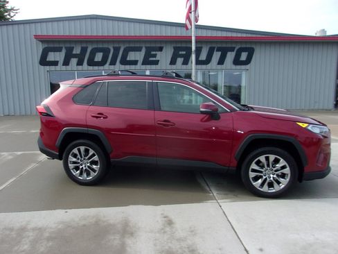 Used 2021 Toyota RAV4 XLE Premium AWD/4WD image 2
