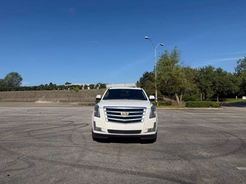 Used 2016 Cadillac Escalade ESV Luxury AWD/4WD image 3