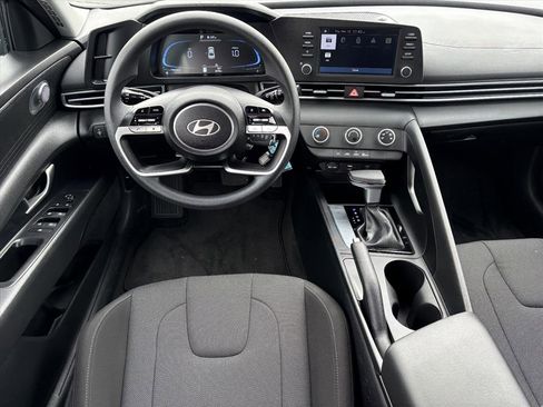 Certified 2025 Hyundai Elantra SE image 18