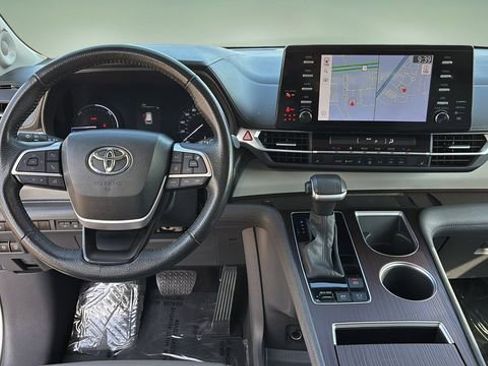 Used 2023 Toyota Sienna XLE w/ XLE Plus Package image 9