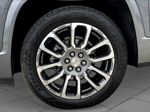 Used 2022 GMC Acadia Denali w/ Denali Technology Package FWD image 10