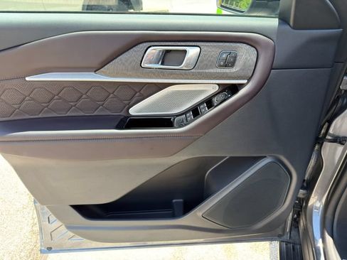 Used 2025 Ford Explorer Platinum w/ Ultimate Package AWD/4WD image 23