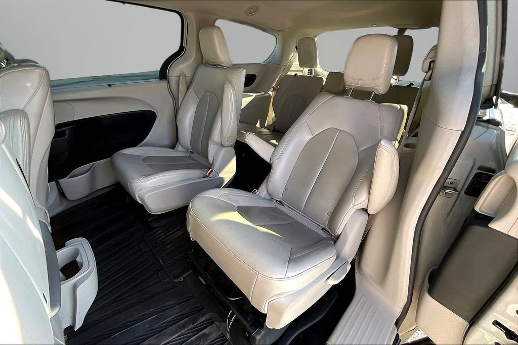 Used 2021 Chrysler Pacifica Touring-L w/ Uconnect Theater Family Group FWD image 22