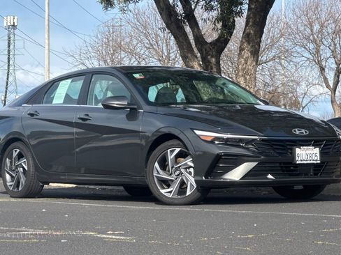 Used 2025 Hyundai Elantra Limited image 2